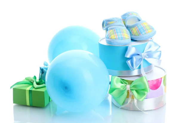 Schöne Geschenke, Babystiefel und Luftballons auf weißem Grund — Stockfoto