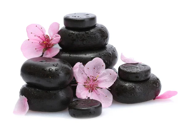 Piedras de spa con gotas y flores de sakura rosa aisladas en blanco — Foto de Stock