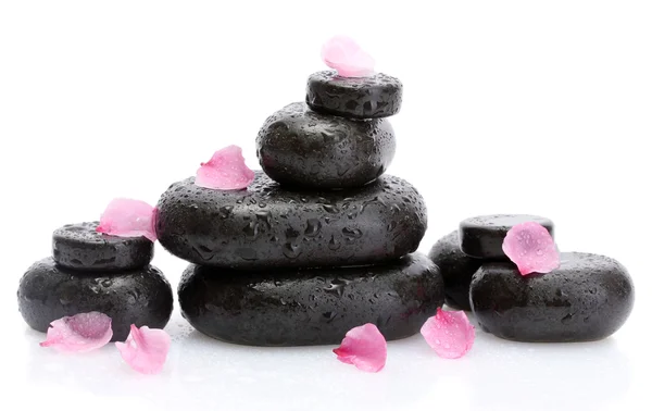 Курортные камни с капельками и розовыми лепестками изолированы на белом — стоковое фото