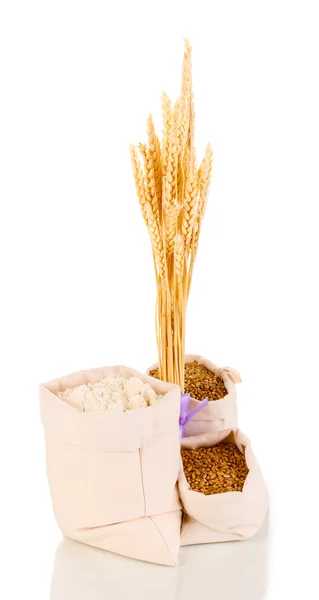 孤立在白色的面粉和小麦籽粒 — 图库照片