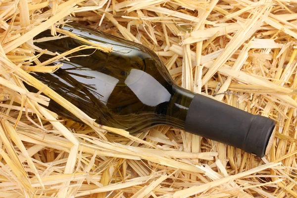 Saman üzerinde büyük şarap şişesi — Stok fotoğraf
