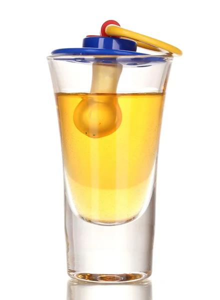 Малятко з алкогольним напоєм ізольовано на білому — стокове фото