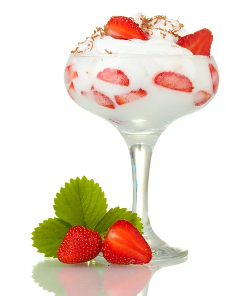Rijpe aardbeien met crème op wit wordt geïsoleerd glas — Stockfoto