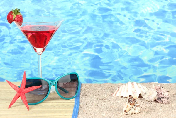 Composición de playa de gafas de sol de mujer de moda y una bebida refrescante — Foto de Stock