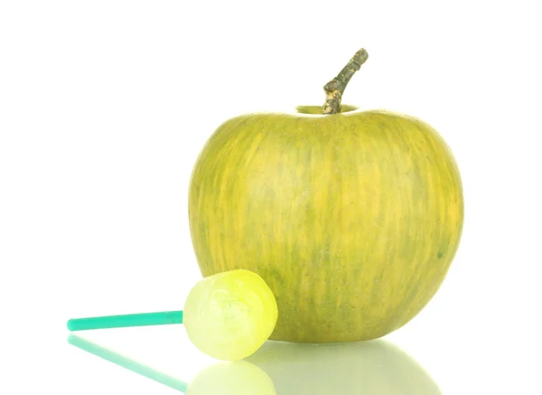 Конфеты ароматизированные с apple и apple, изолированные на белом фоне — стоковое фото