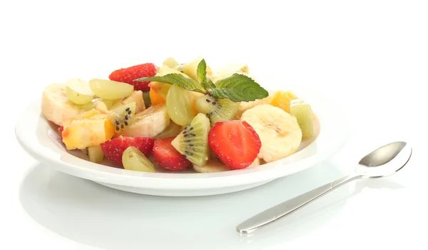 Φρέσκα φρούτα σαλάτα στο πιάτο που απομονώνονται σε λευκό — Φωτογραφία Αρχείου