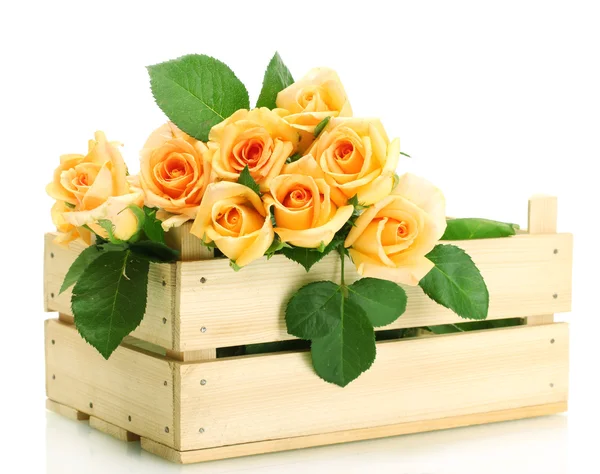 Bellissimo mazzo di rose in scatola di legno isolato su bianco — Foto Stock