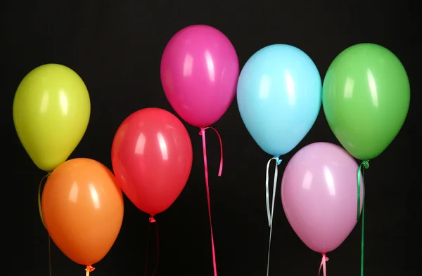 Farverige balloner isoleret på sort baggrund - Stock-foto
