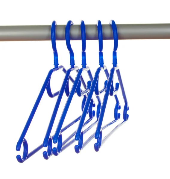 Kunststof hangers in rij geïsoleerd op wit — Stockfoto