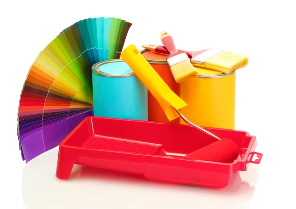 Boîtes de conserve avec peinture, rouleau, pinceaux et palette lumineuse de couleurs isolées sur blanc — Photo
