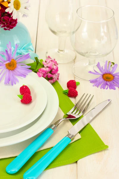 花の美しい休日テーブルの設定 — ストック写真
