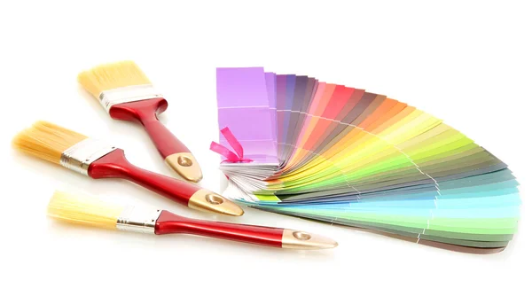Pinceles y paleta de colores brillantes aislados en blanco — Foto de Stock