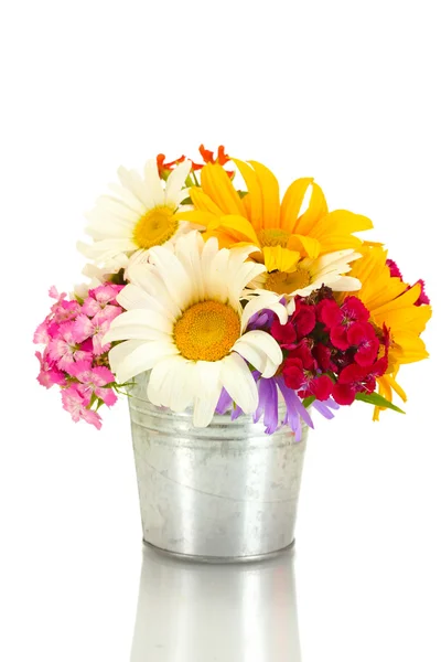 Bellissimo bouquet di fiori di campo luminosi in secchio, isolato su bianco — Foto Stock