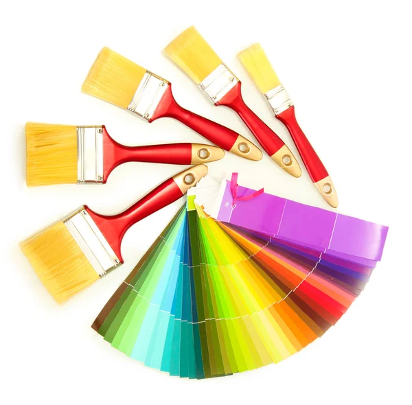 Verf penselen en helder palet van kleuren geïsoleerd op wit — Stockfoto