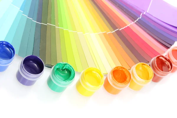 Frascos de colores con gouache en un fondo de paleta primer plano —  Fotos de Stock