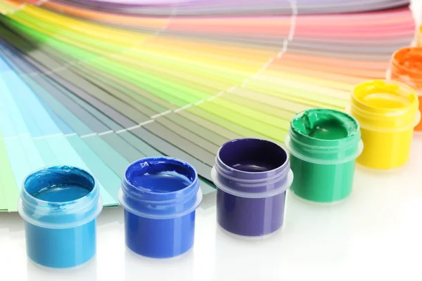 Pots colorés avec gouache sur fond de palette close-up — Photo