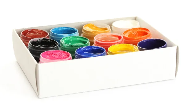 Frascos con gouache colorido en caja de papel aislado sobre fondo blanco — Foto de Stock