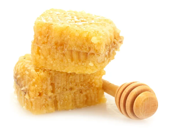 Favos de mel dourados e drizzler de madeira isolado em branco — Fotografia de Stock