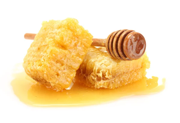 Panales dorados y rociador de madera con miel aislada en blanco — Foto de Stock