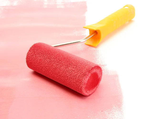 Rullo di vernice con vernice rossa isolata su bianco — Foto Stock