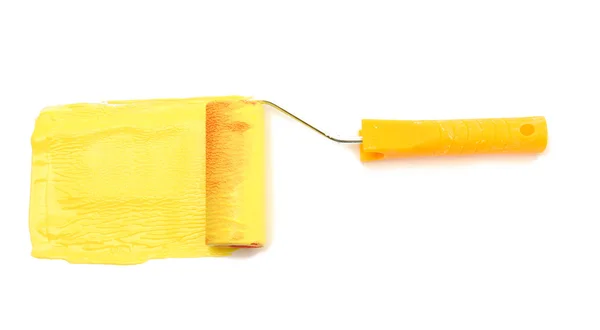 Rullo di vernice con vernice gialla isolato su bianco — Foto Stock