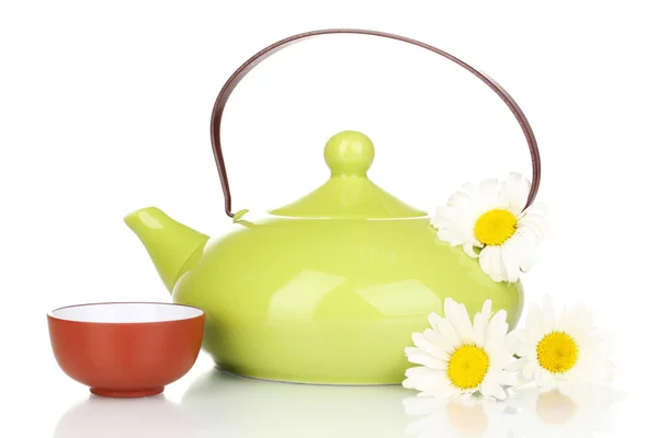 Bule e xícara com chá de camomila isolado em branco — Fotografia de Stock