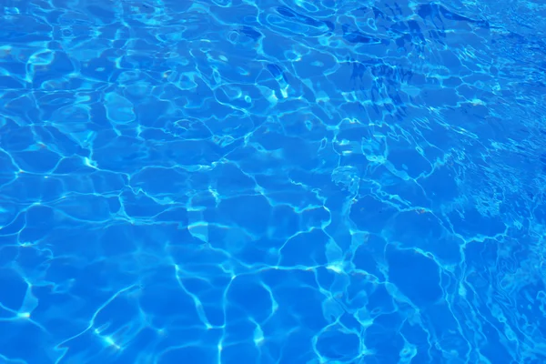 Hotel zwembad met zonnige reflecties — Stockfoto