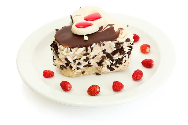 Süße Torte mit Schokolade auf Teller isoliert auf weiß — Stockfoto