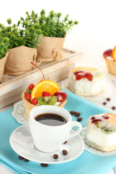 Kopje koffie en zoete cake met vruchten op houten tafel — Stockfoto