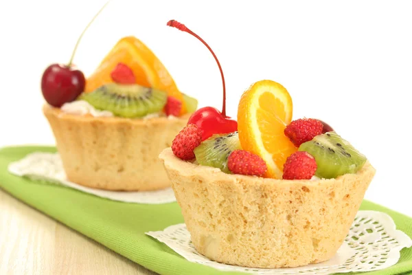 Süße Torte mit Früchten auf Holztisch — Stockfoto