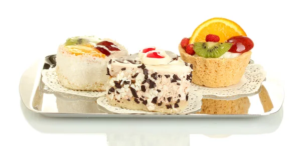 Édes sütemények, gyümölcsök és csokoládé elszigetelt fehér ezüst tálca — Stock Fotó