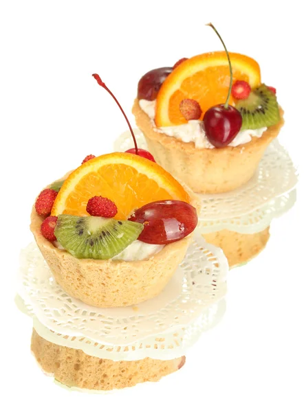 Pasteles dulces con frutas aisladas en blanco — Foto de Stock