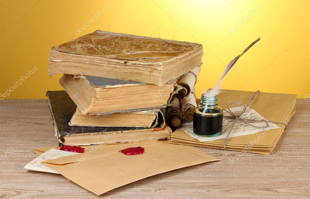 Libros Antiguos Manuscritos Pluma De La Pluma Y Tintero En Mesa De Madera Sobre Fondo Amarillo 9581