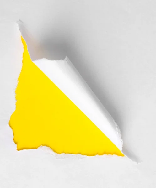 Szakadt papír, sárga háttérrel — Stock Fotó