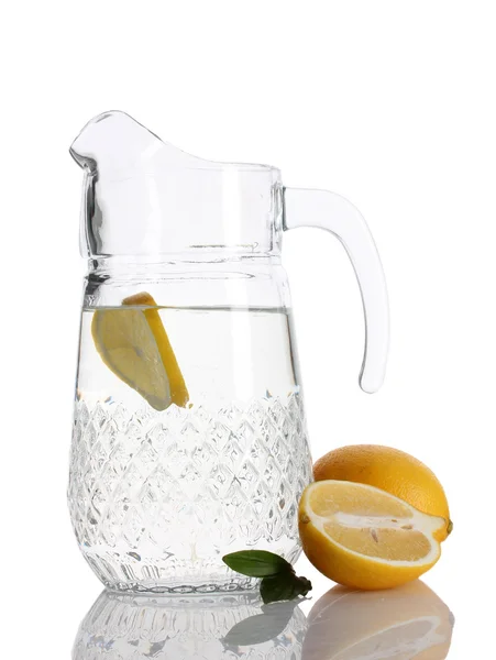Beyaz izole limon ve limonata sürahi — Stok fotoğraf