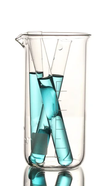 Mavi sıvı kabı üzerine beyaz izole yansıması ile ölçüm ile laboratuvar tüpleri — Stok fotoğraf