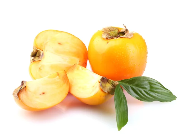Aptitretande sharonfrukt med droppar isolerad på vit — Stockfoto