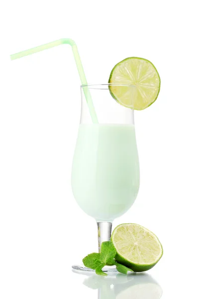 Молочный коктейль с лаймом и мятой, изолированный на белом — стоковое фото