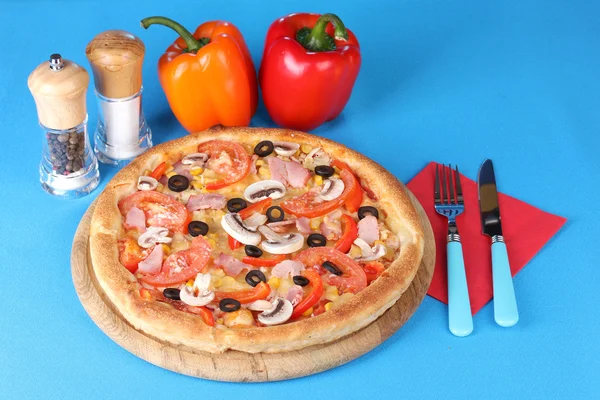 파란색 바탕에 야채와 함께 향기로운 피자 — 스톡 사진