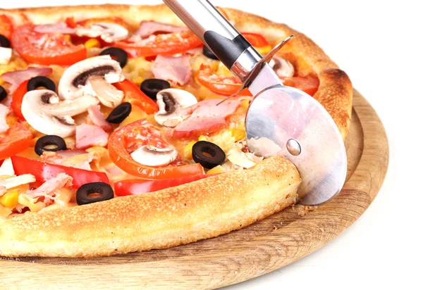 Ароматическая пицца крупным планом изолирована на белом — стоковое фото