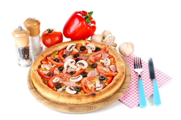 Aromatické pizza se zeleninou a houbami izolovaných na bílém — Stock fotografie