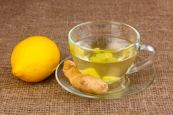 sağlıklı zencefil çayı üzerinde çul limonlu