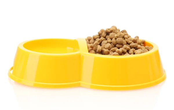 Torr kattmat och vatten i gul skål isolerad på vit — Stockfoto