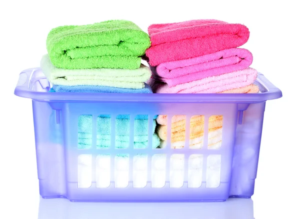 Cesta de plástico con toallas brillantes aisladas en blanco —  Fotos de Stock