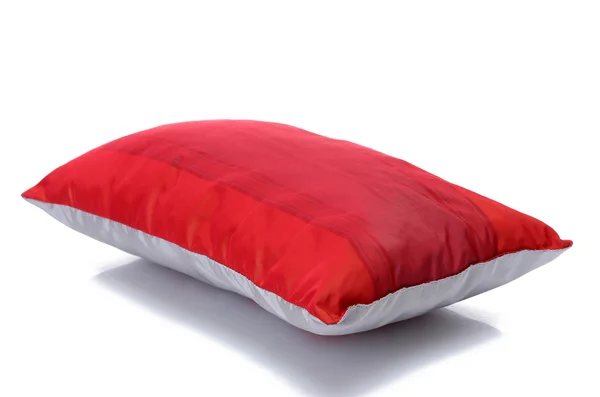 Красная яркая подушка изолирована на белом — стоковое фото