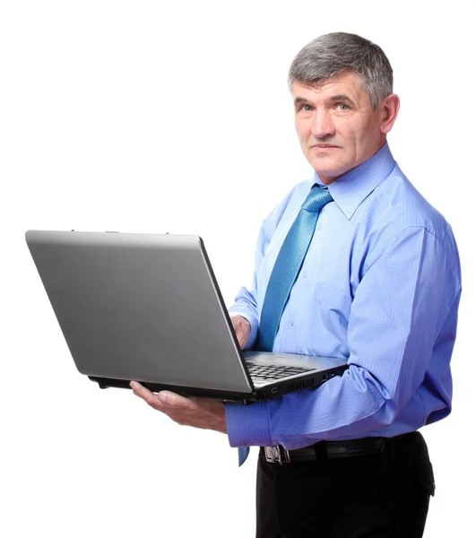 Geschäftsmann hält einen Laptop isoliert auf weiß — Stockfoto