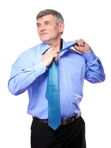 Hombre de negocios tomando una corbata aislada en blanco — Foto de Stock