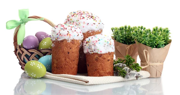 Красивые пасхальные торты, разноцветные яйца в корзине и киска-ива ветки изолированы на белом — стоковое фото