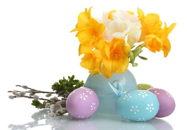 Krásná žlutá frézie, váza, velikonoční vajíčka a pussy willow větvičky izolované na bílém — Stock fotografie