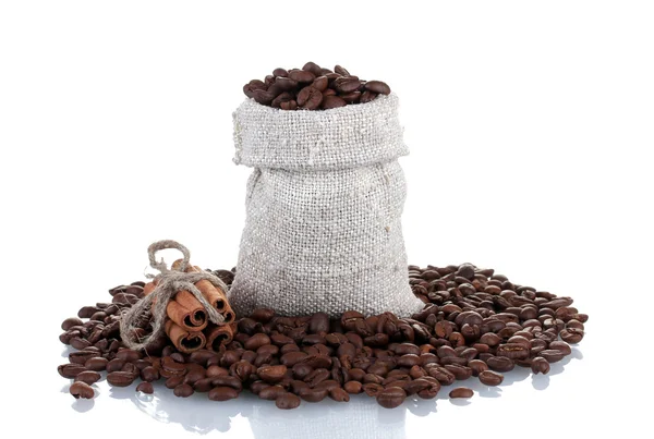 Kahve çekirdekleri üzerine beyaz izole tuval çuval içinde — Stok fotoğraf